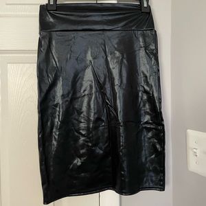 Black leather look skirt. Stretchy S super cute!